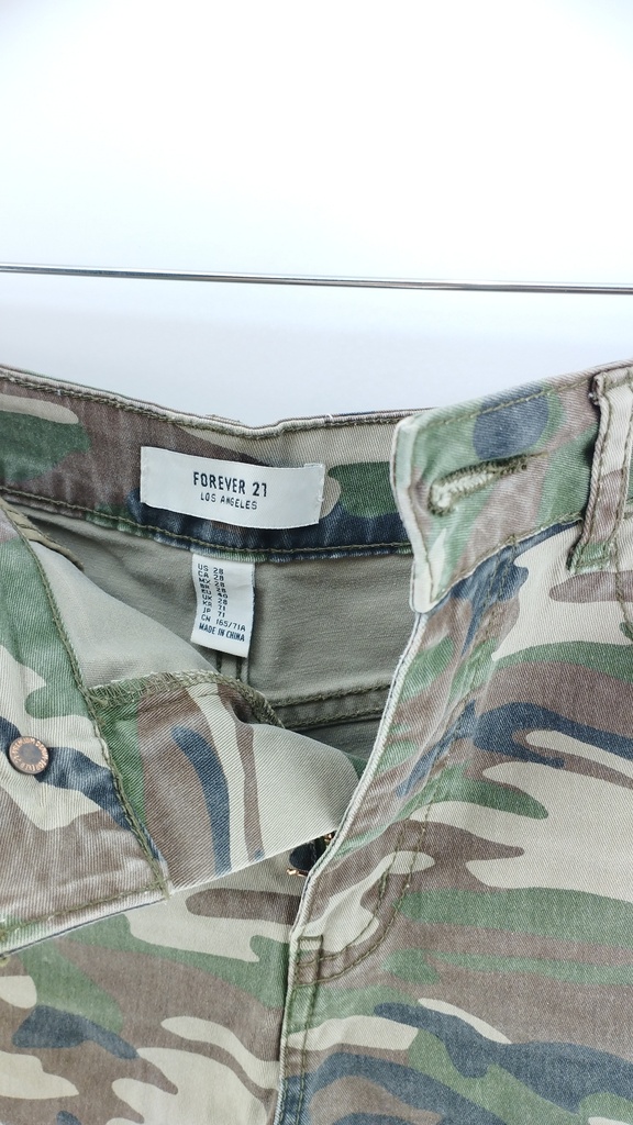 SHORTS CAMUFLADO FOREVER 21 T:40
