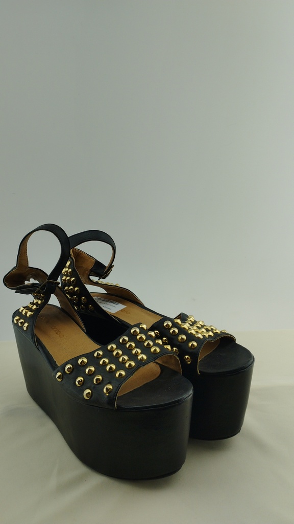 Sandalia negra tachas doradas PEPE T:38