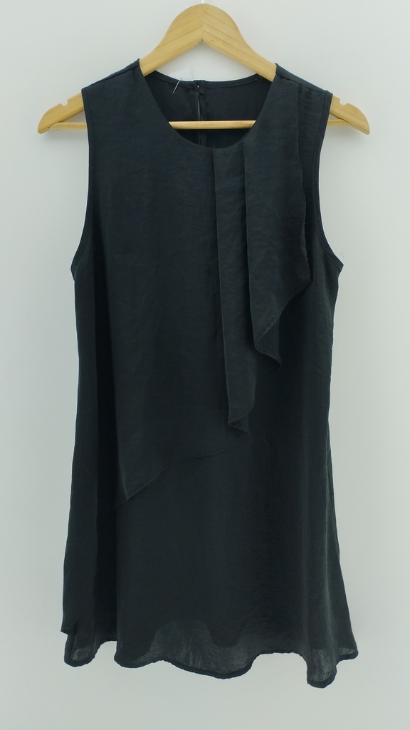 Vestido negro con vuelos T:M