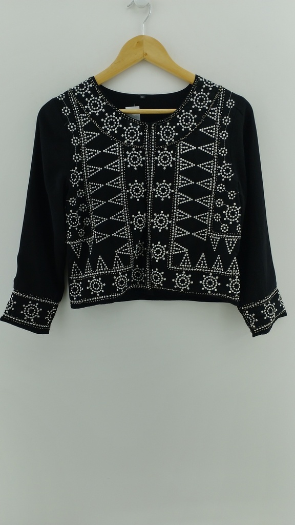Chaqueta liviana negra bordada estilo étnico