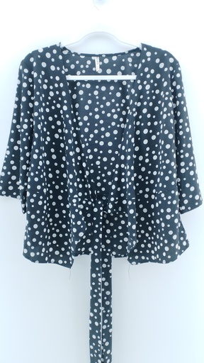 [P03367-05] blusa negra lunares