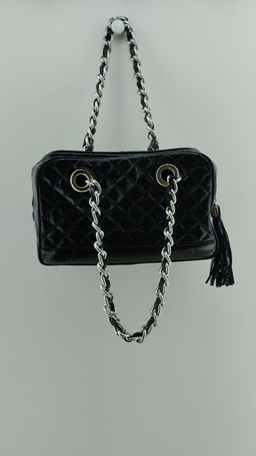 [P04799-1] Cartera negra costura en rombos, correa metalica