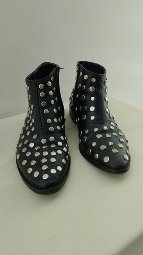 [P04870-3] Botas negras con tachas plateadas T:36